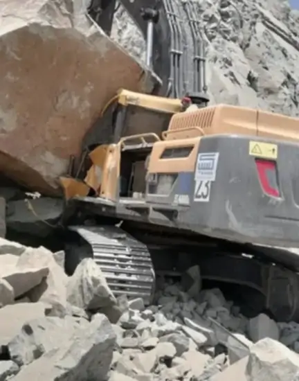 صخرة قاتلة تودي بحياة مغترب يمني في مكة أثناء العمل