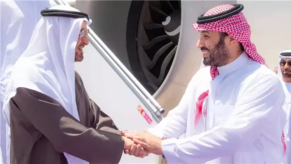 محمد بن زايد يصل الرياض في زيارة أخوية وولي العهد السعودي في استقباله
