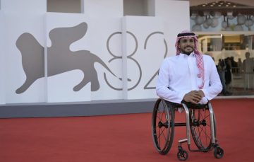 عبد الرحمن القرشي يتألق على السجادة الحمراء في مهرجان فينيسيا السينمائي