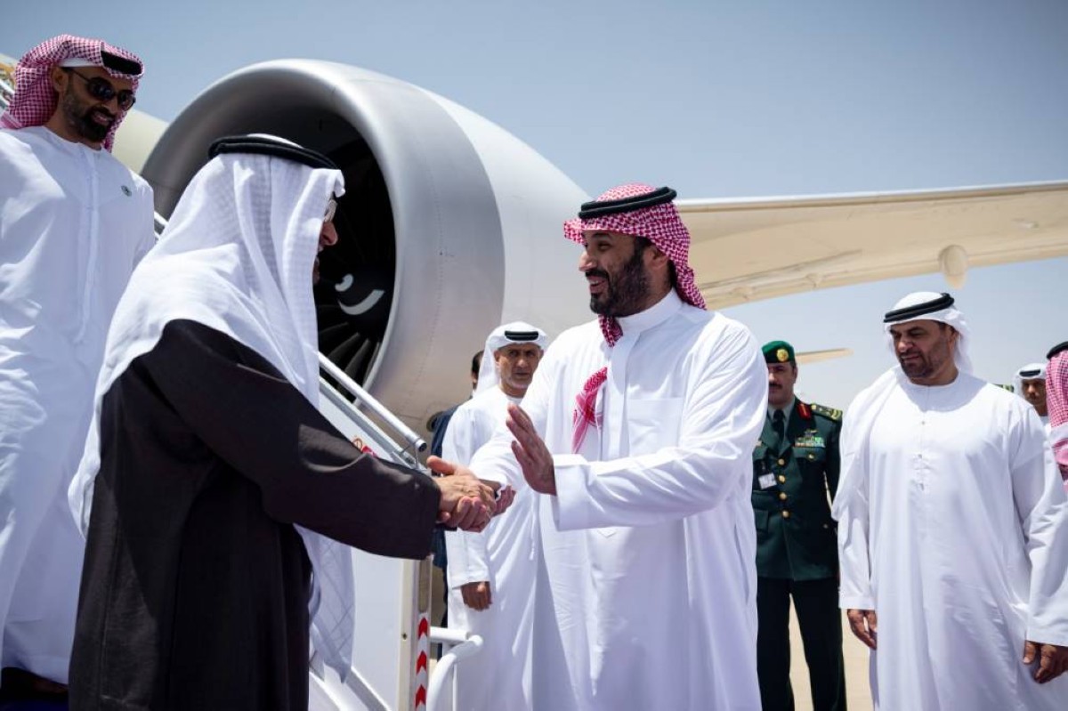 محمد بن زايد يصل الرياض في زيارة أخوية ويستقبله ولي عهد السعودية بحفاوة