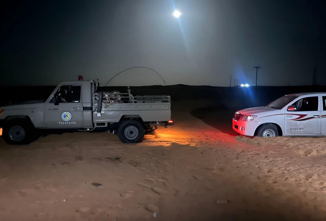 حرس الحدود ينقذ مواطناً علق في كثبان رملية بشرورة