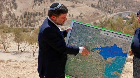 سموتريتش يواصل تنفيذ خطته لضم الضفة الغربية وسط نزوح 76 ألف فلسطيني من غزة