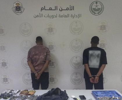القبض على مقيم ومخالف إثر سرقة قطع غيار من مركبتين في المنطقة