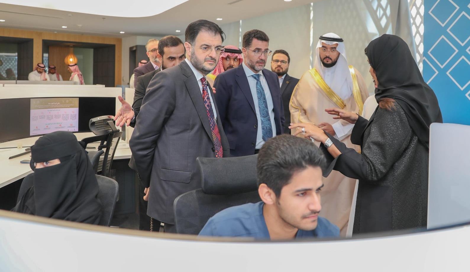 وزير الاتصالات السوري يتفقد مركز “كود” في السعودية لتعزيز الشراكة الرقمية