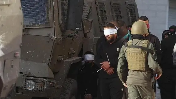 الاحتلال الإسرائيلي يعتقل مواطناً من بيت أمر شمال الخليل