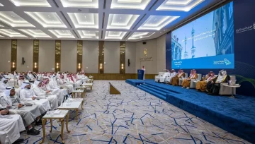 وزارة السياحة تناقش مع مستثمري المدينة المنورة تعزيز الطاقة الاستيعابية لموسم حج 1447