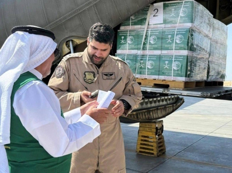 المساعدات السعودية تصل: الطائرة الـ 61 تهبط في مطار العريش لتعزيز جهود الإغاثة بالمنطقة