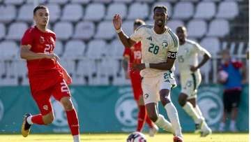 البريكان يتألق ويقود السعودية للتعادل مع مقدونيا في شوط أول مثير