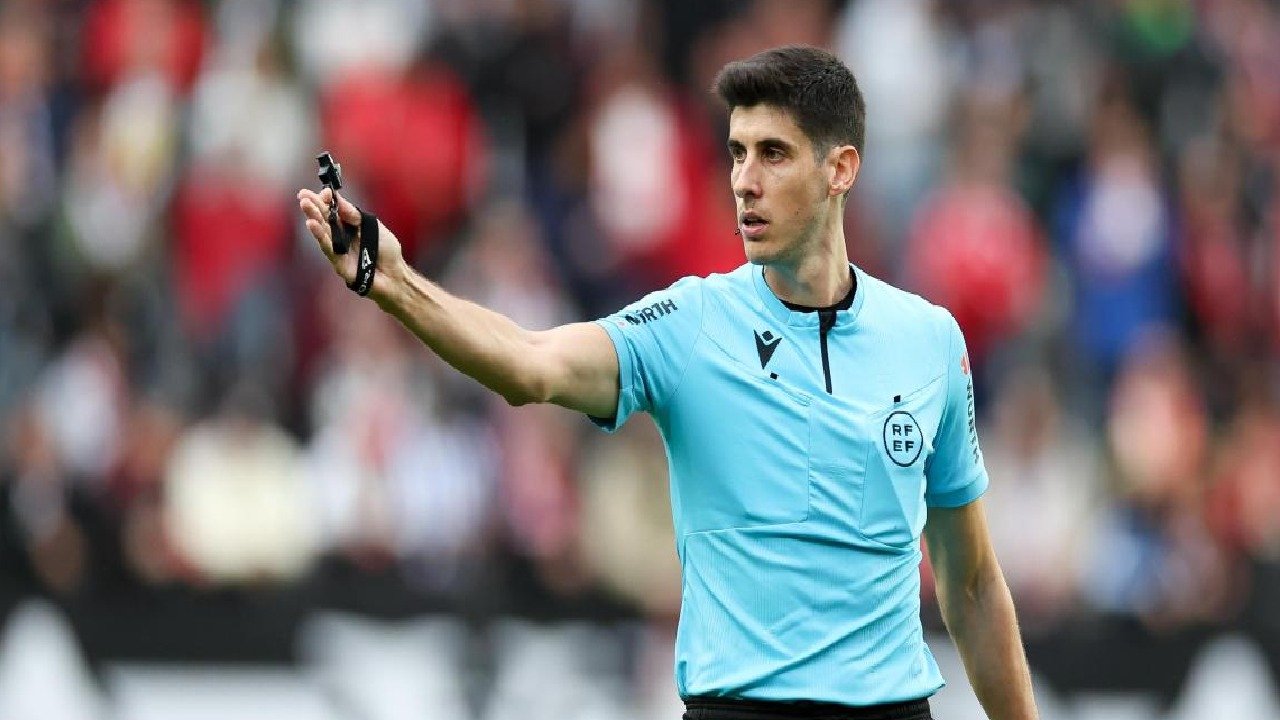 حكم مباراة رايو فاليكانو وبرشلونة تحت الأضواء بعد نفيه الاعتراف بالخطأ