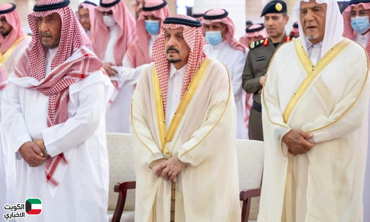 الأمير فيصل بن بندر يؤدي صلاة الميت على الأميرة نوف بنت سعود في جامع الإمام تركي بن عبدالله